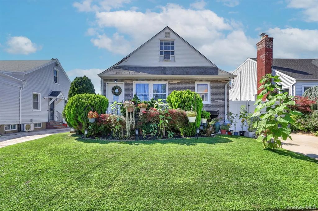 1069 Phoebe Street, Franklin Square