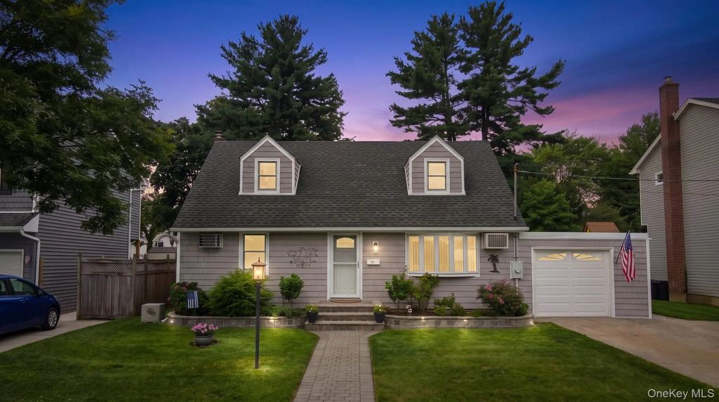 20 Cornwall Lane, Hicksville