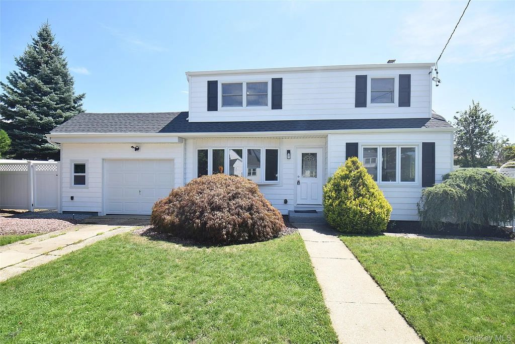 112 Raynor Street, West Babylon
