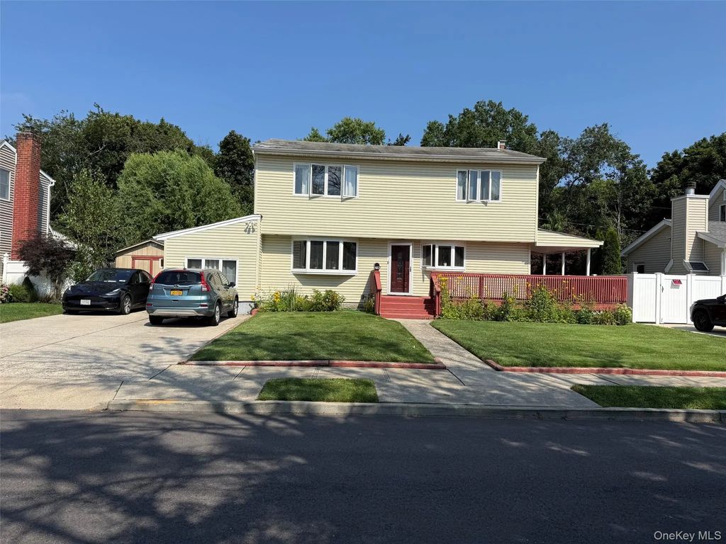 79 Elizabeth Drive, Bethpage