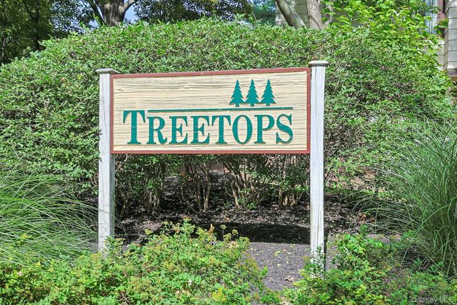 279 Treetop Circle, Nanuet