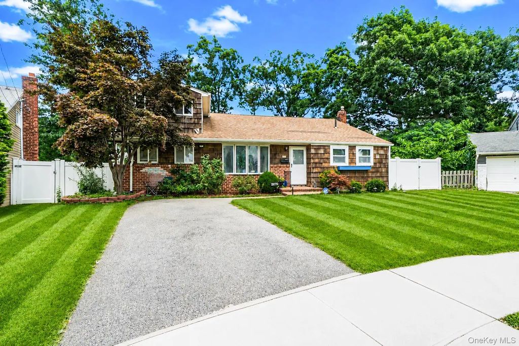2275 Hynes Place, Bellmore