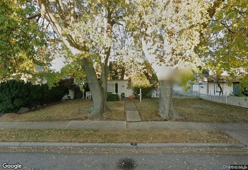 14 Surrey Lane, Levittown