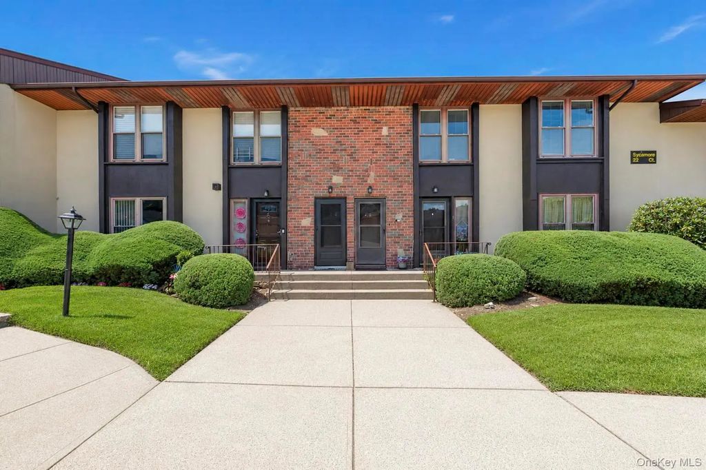 8 Sycamore Court # 8, Selden