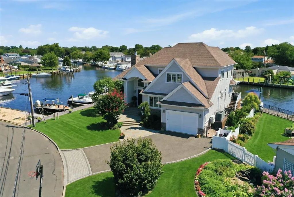 11 Angelica Court, West Babylon