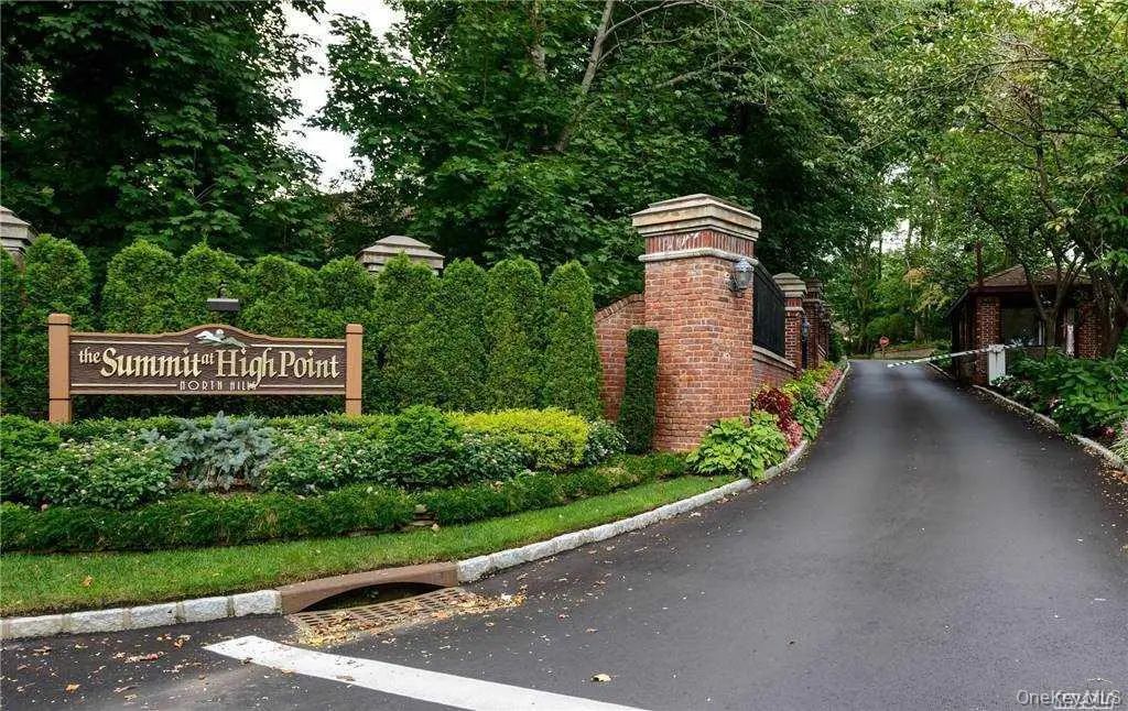 11 Pony Circle, Roslyn Heights