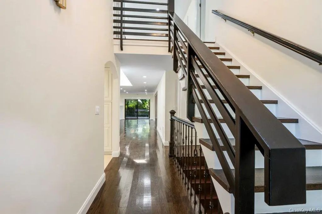 11 Pony Circle, Roslyn Heights