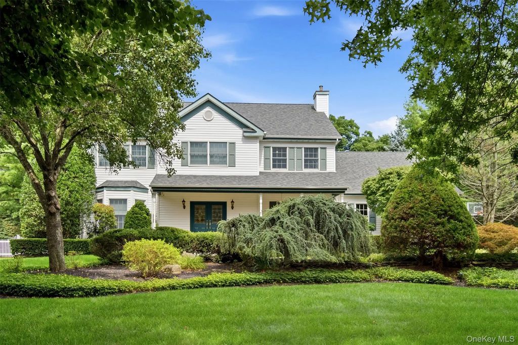 14 Dupont Court, Dix Hills