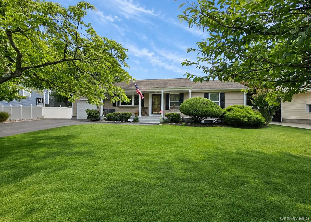 12 Walnut Street, Centereach