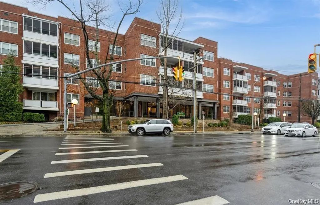 1 Kensington Gate # 211, Great Neck