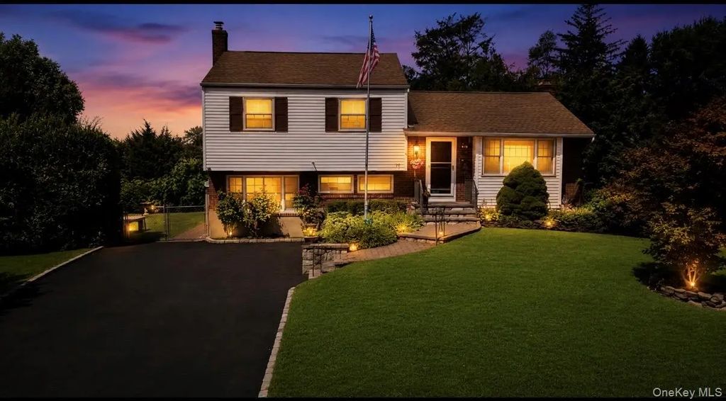 10 Meredith Drive, Greenlawn