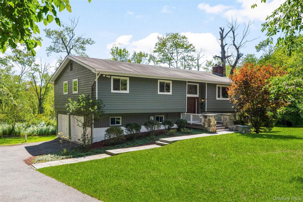 42 Hollow Oak Road, Chappaqua