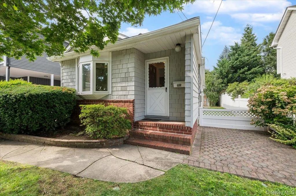 1915 Carroll Avenue, Merrick