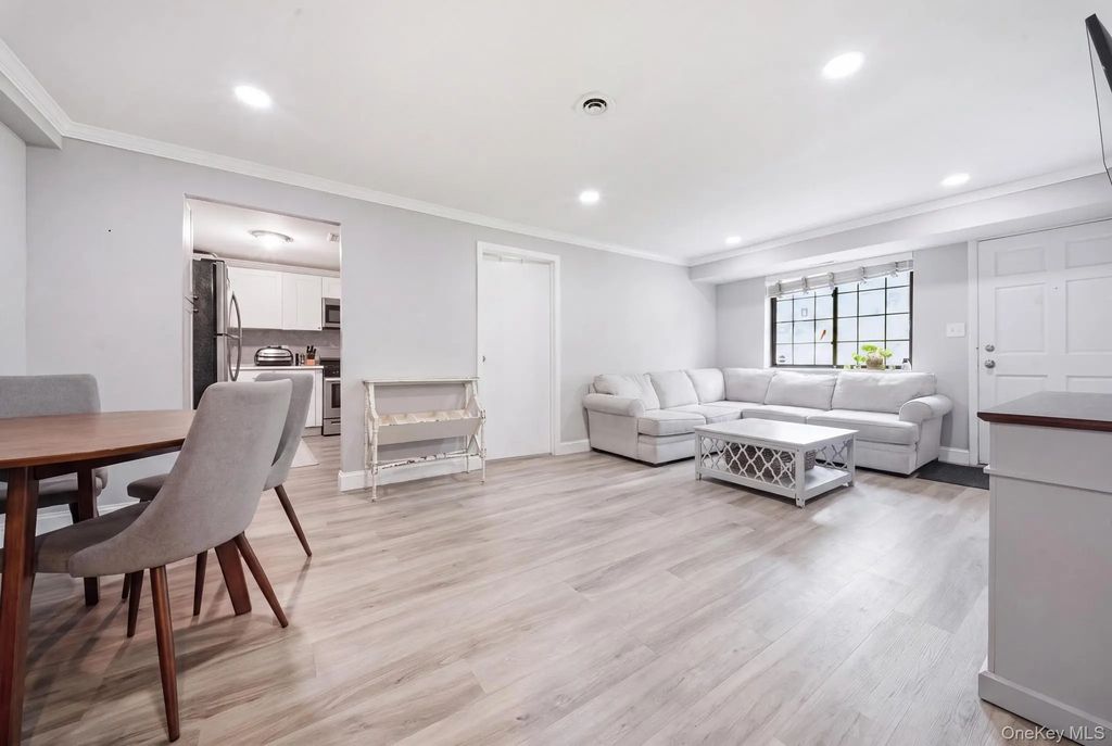 3 Newbrook Lane # 3, Bay Shore