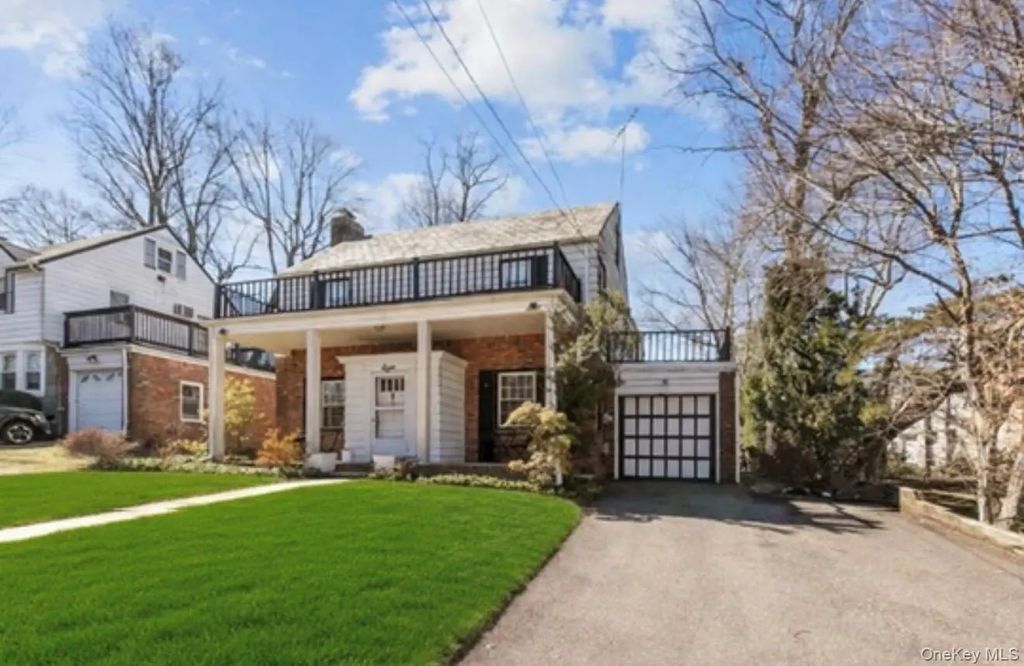 8 Plymouth Road, Great Neck