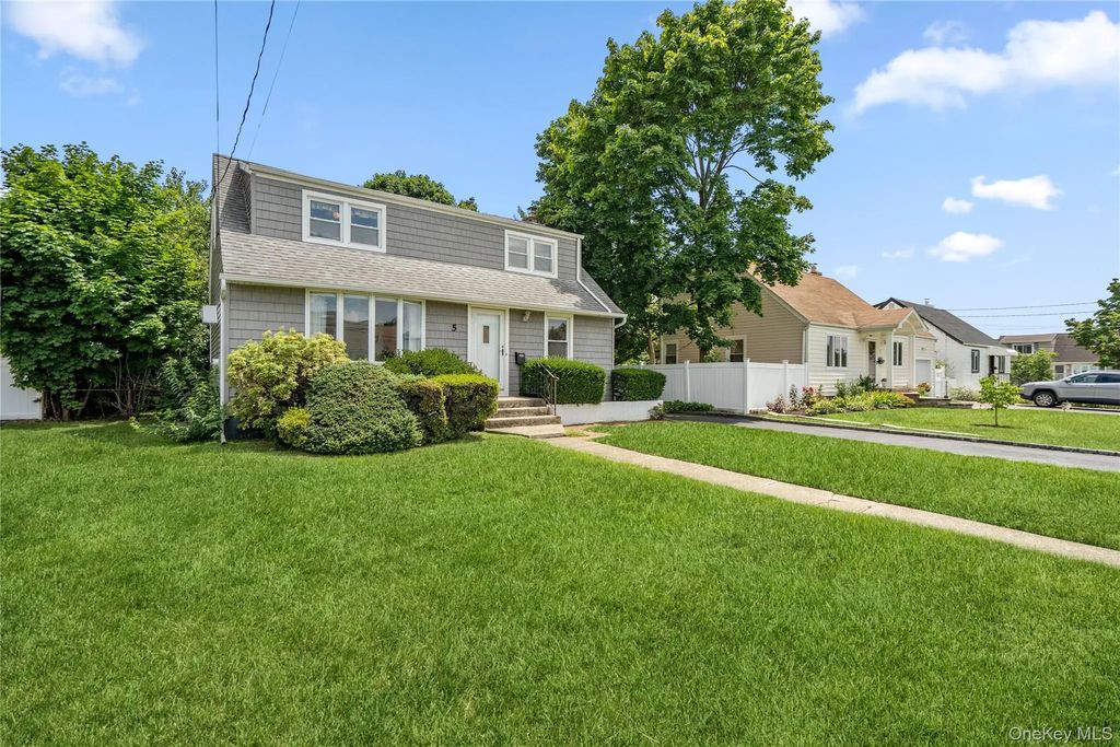 5 Center Court, Bethpage