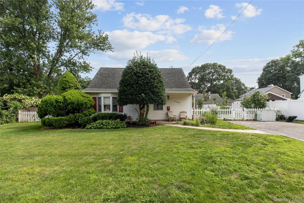 713 Wren Court, West Hempstead
