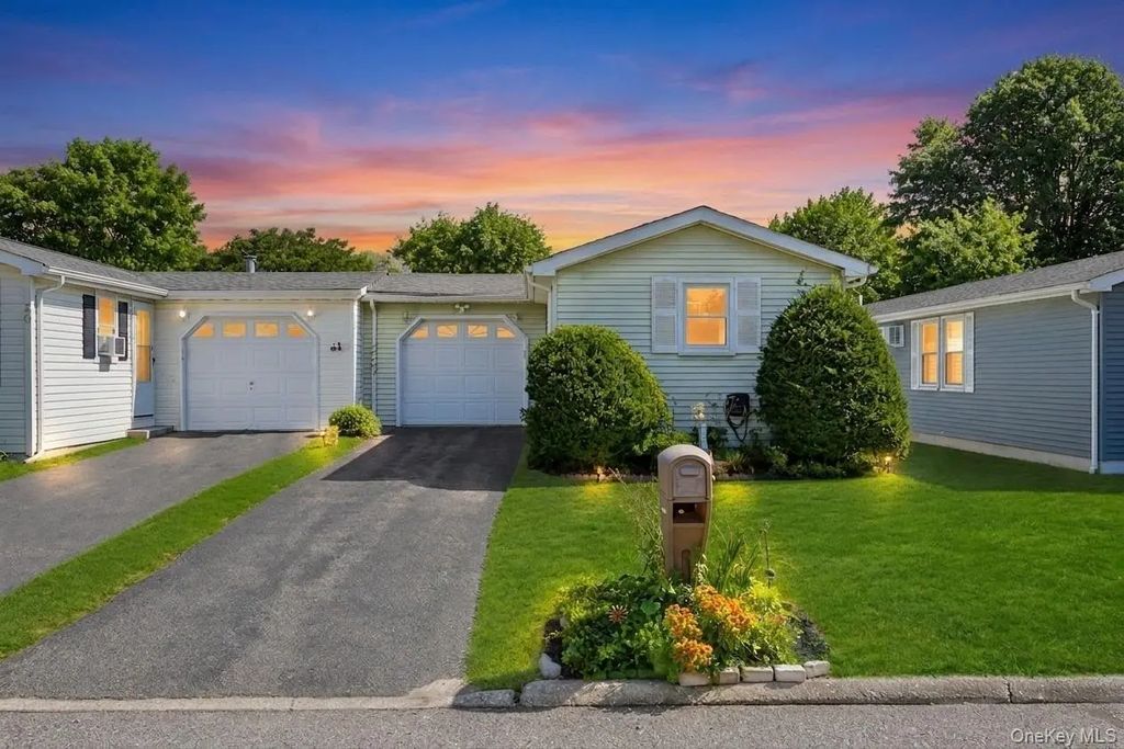 28 Greenwood Boulevard, Manorville