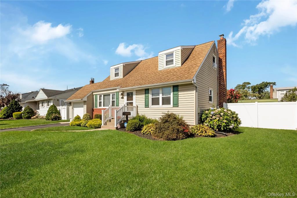 117 Midwood Avenue, Farmingdale