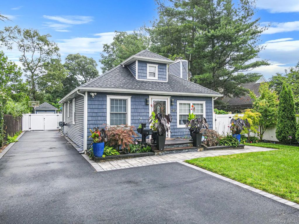 1325 Ackerson Boulevard, Bay Shore