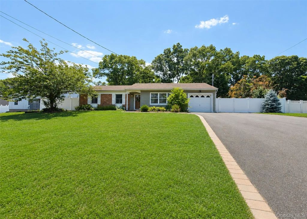 4476 Express Drive S, Ronkonkoma