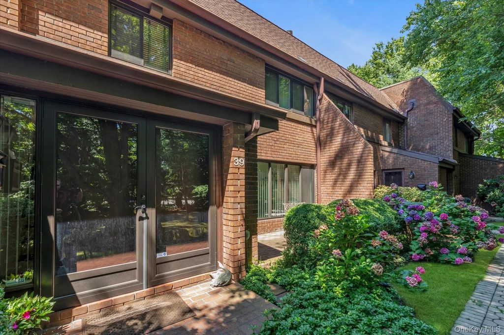 39 Spring Hollow, Roslyn