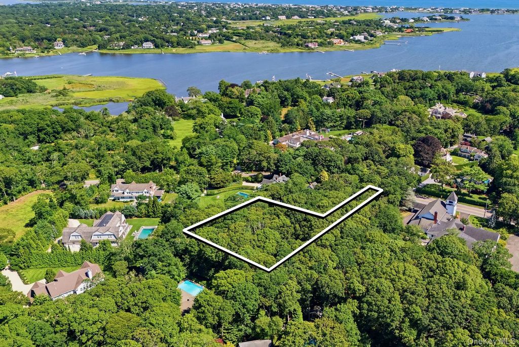 98 Meeting House Road, Westhampton Beach