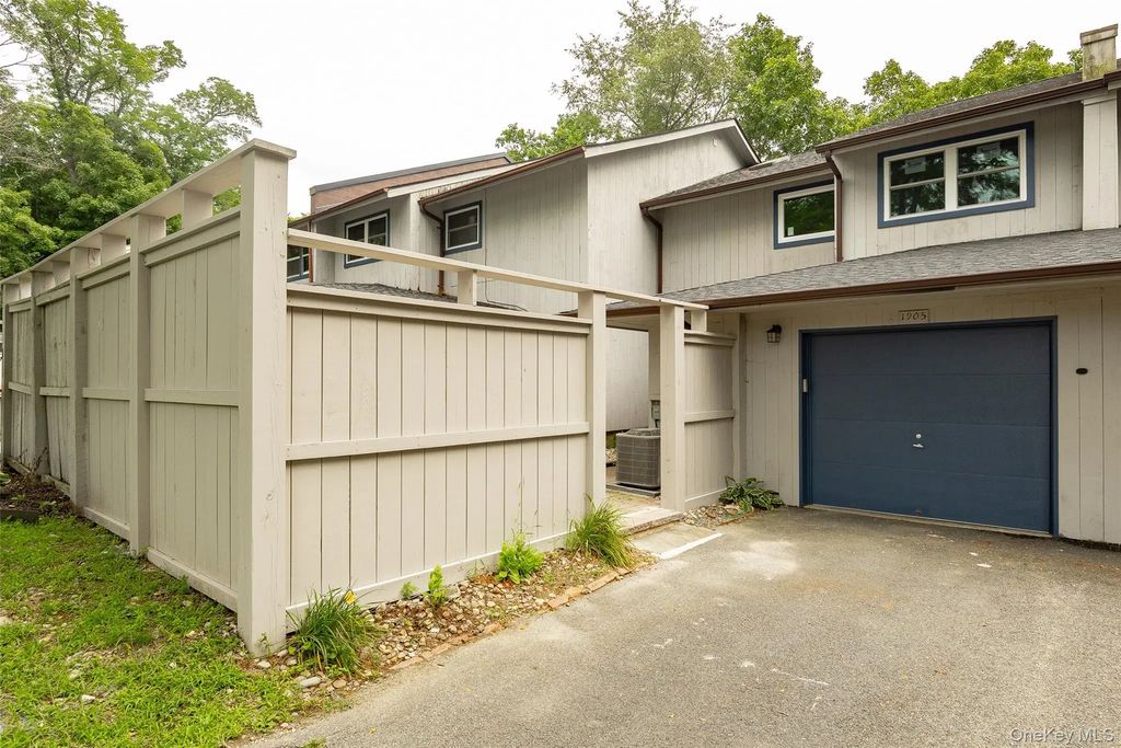1905 Chelsea Cove S, Hopewell Junction