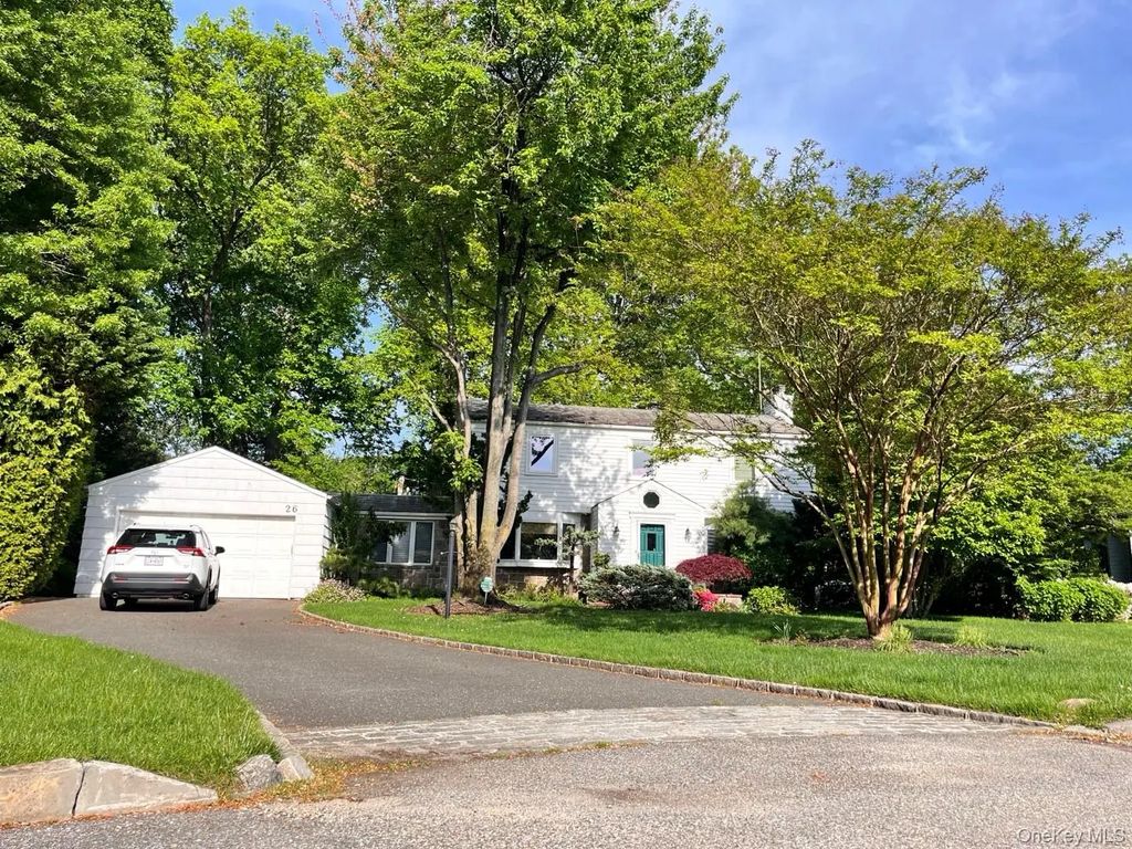 26 Polo Field Lane, Lake Success