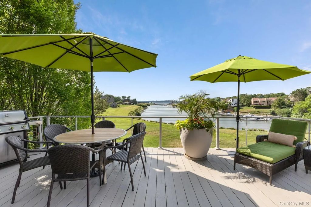15 Harbour Point Drive, Northport