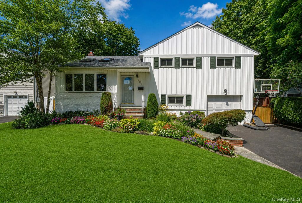 838 Virginia Avenue, North Bellmore