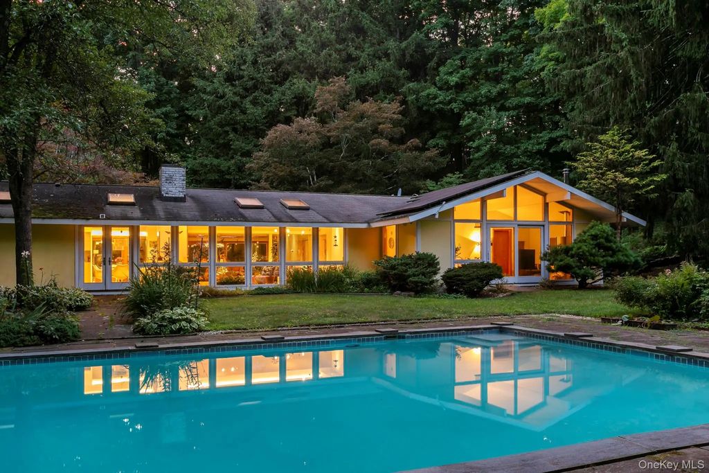 100 Crow Hill Road, Mount Kisco