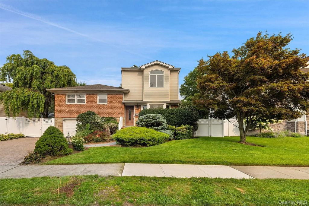 26 Kathleen Drive E, Syosset