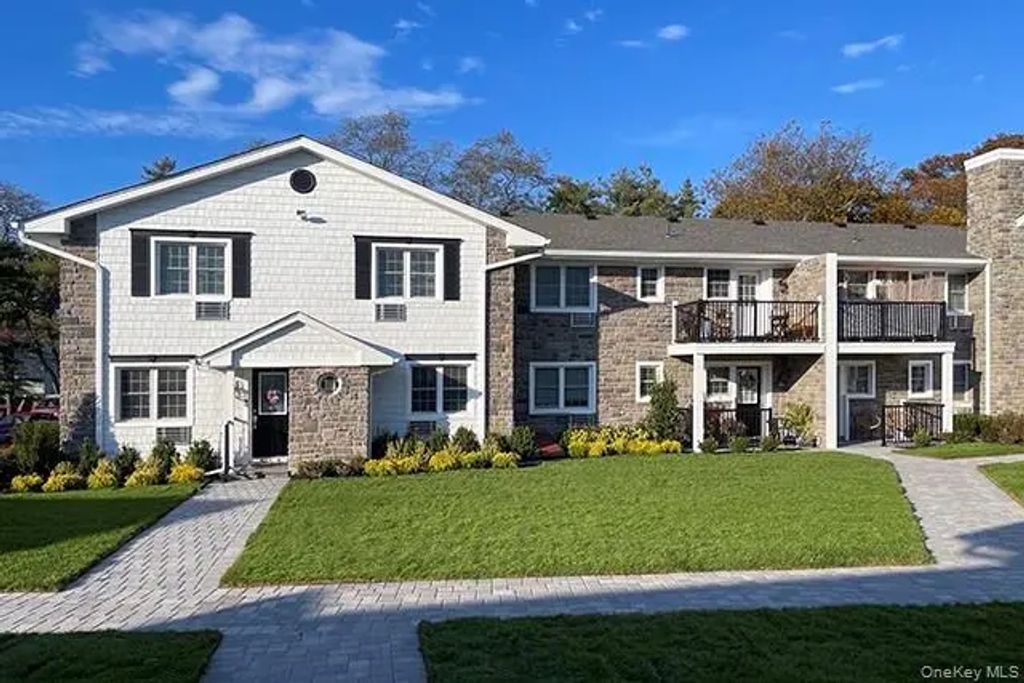 50 Lamplighter Lane # 12-3o, Massapequa