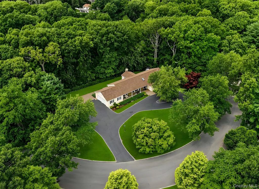 10 Williamsburg Drive, Northport