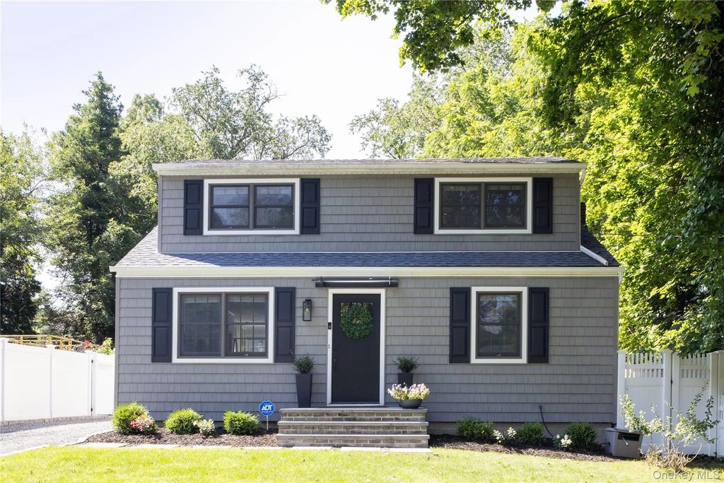 25 Clearfield Place, Huntington