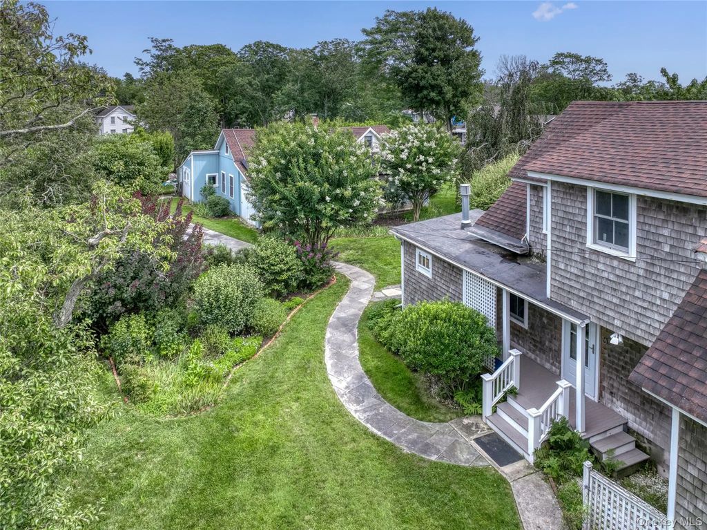 1945 Village Lane, Orient