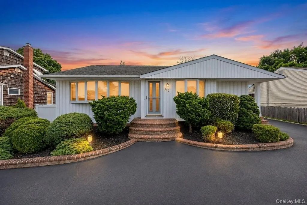 62 Wellesley Lane, Hicksville