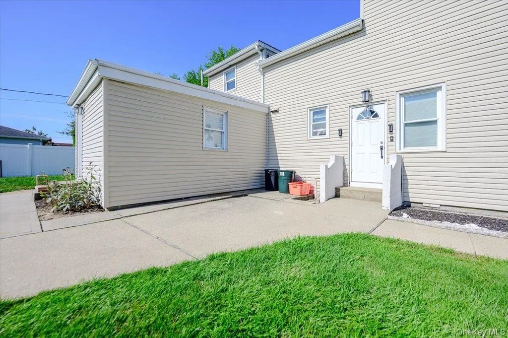 13 Truxton Road # Upper, Island Park