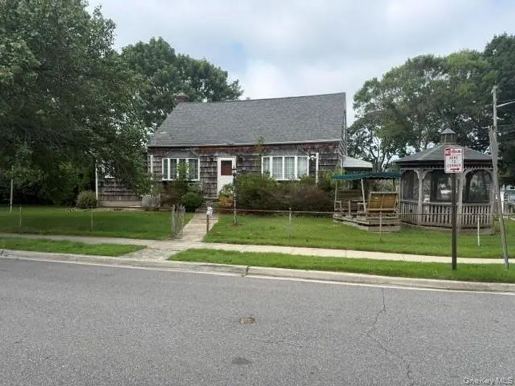 2 Ivy Street, Farmingdale