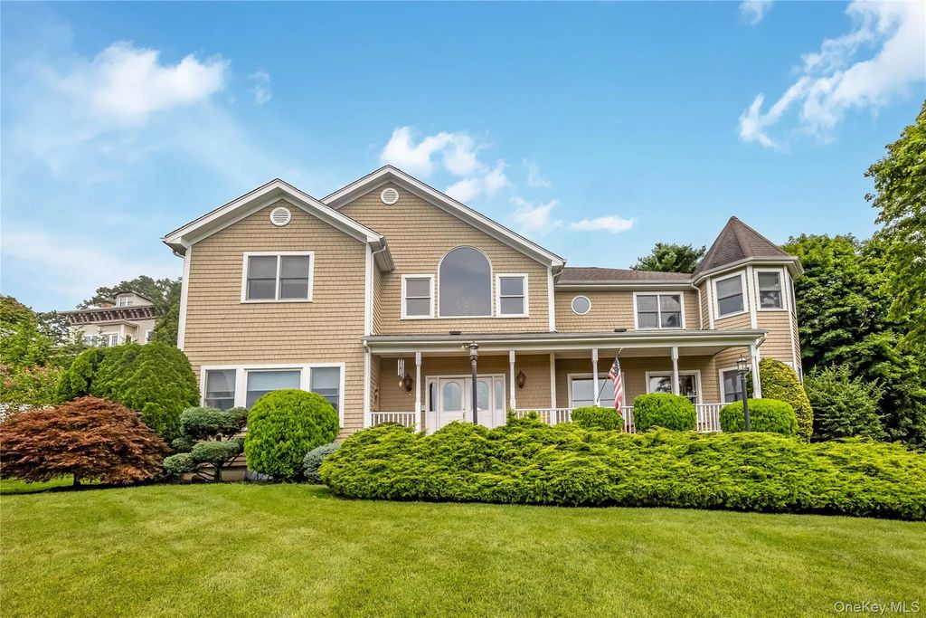 230 Woodbine Avenue, Northport