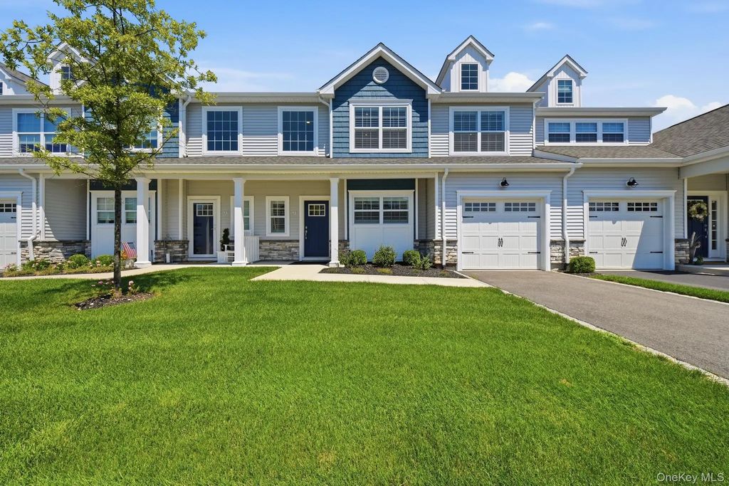 72 Farm Acre Circle, Mount Sinai