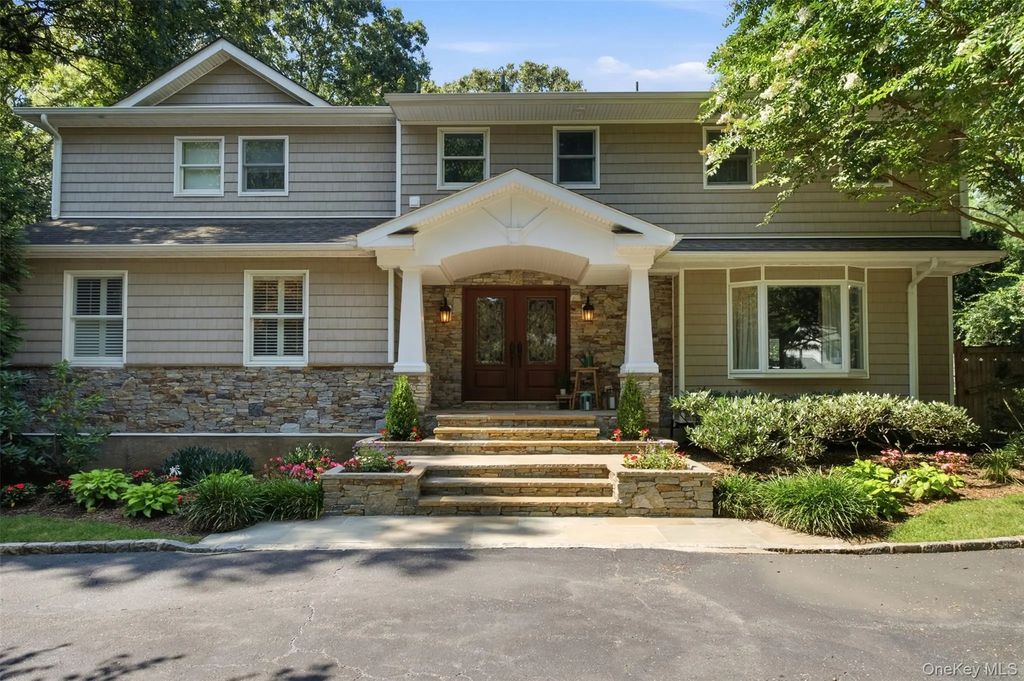 8 Clayton Drive, Dix Hills