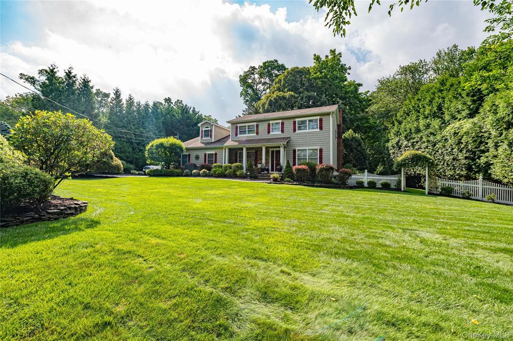 14 Breeze Hill Road, Northport