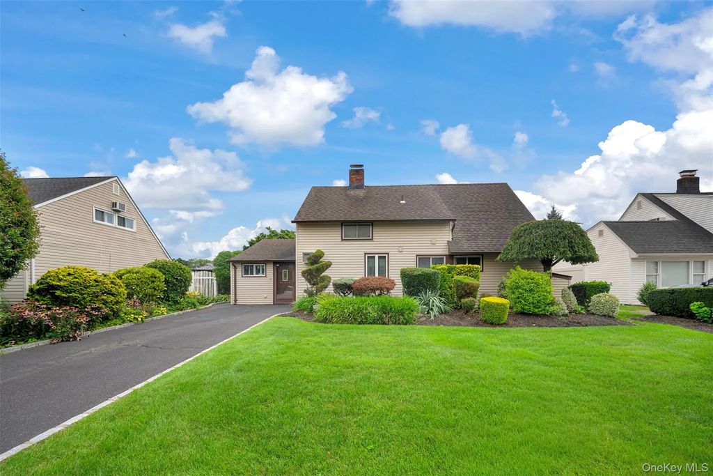 77 Pilgrim Lane, Westbury