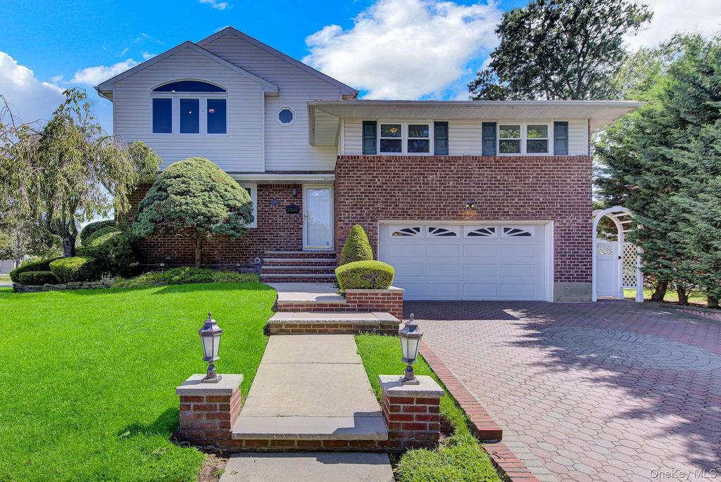 491 Boulevard Place, Garden City
