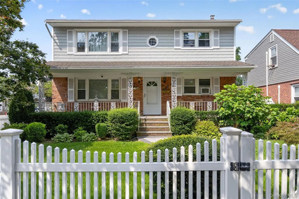 59 S Grand Street, Westbury