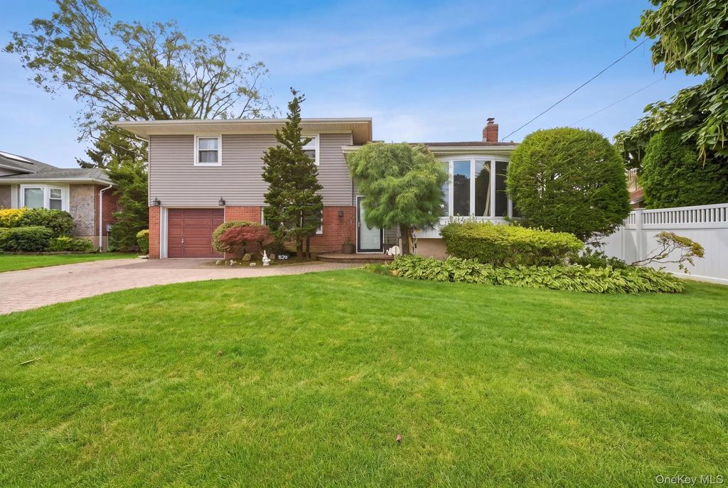 826 Beckman Drive, North Bellmore