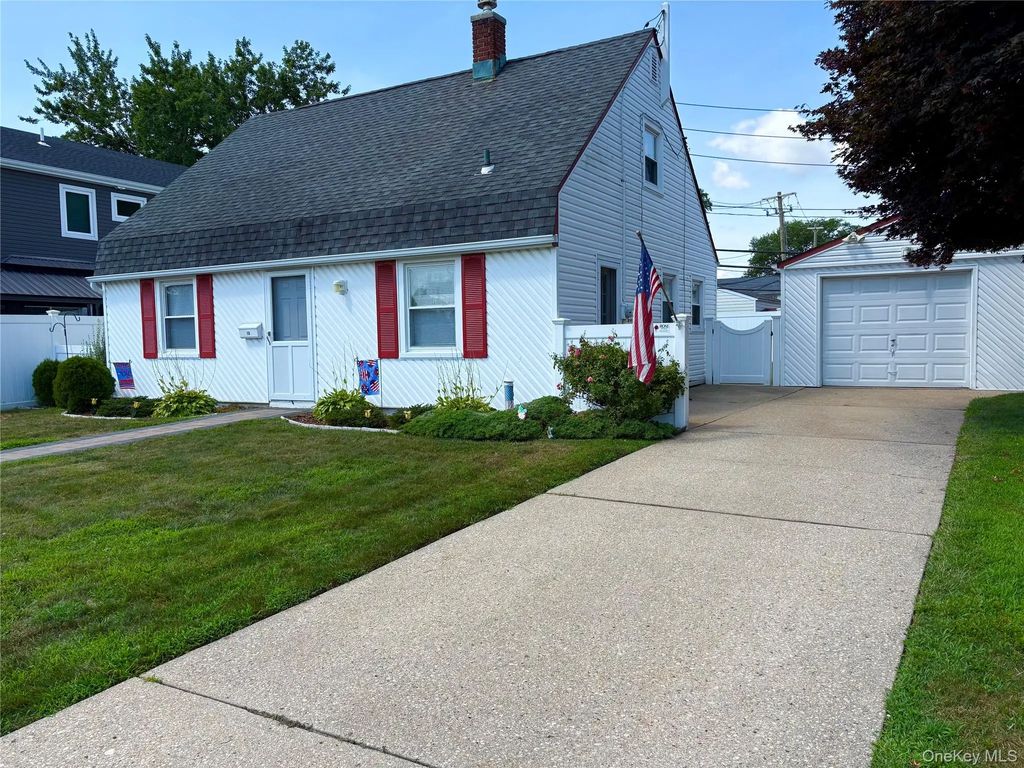18 Heather Lane, Levittown