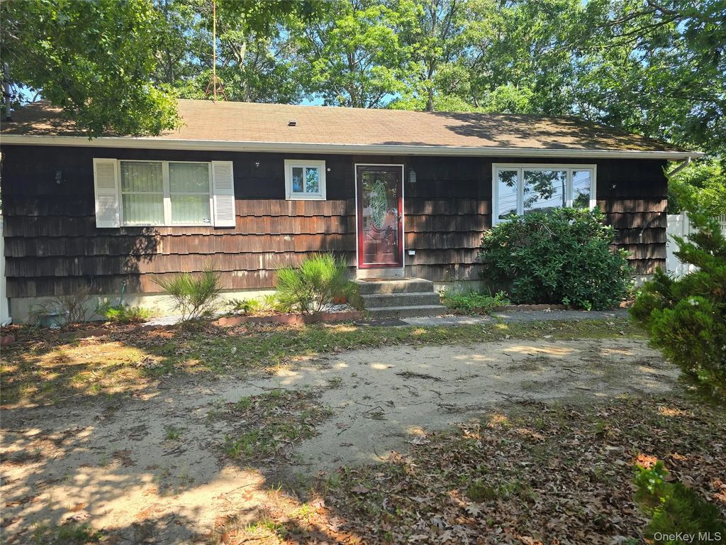 5 Gores Drive, Mastic